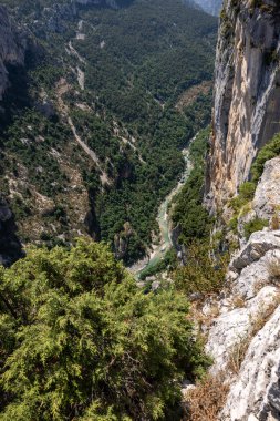 Fransa 'nın güneydoğusundaki Provence-Alpes-Cte d' Azur bölgesinde bulunan Verdon Nehri tarafından oluşturulan derin ve sarp bir kanyon.