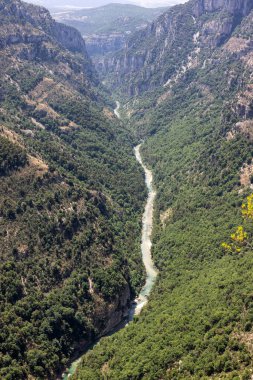 Fransa 'nın güneydoğusundaki Provence-Alpes-Cte d' Azur bölgesinde bulunan Verdon Nehri tarafından oluşturulan derin ve sarp bir kanyon.