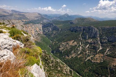 Fransa 'nın güneydoğusundaki Alpes-de-Haute-Provence bölgesinde yer alan Verdon Nehri tarafından oluşturulan derin ve dik bir kanyon.