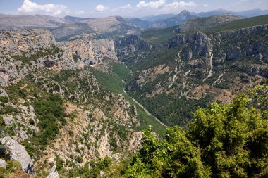 Fransa 'nın güneydoğusundaki Alpes-de-Haute-Provence bölgesinde yer alan Verdon Nehri tarafından oluşturulan derin ve dik bir kanyon.