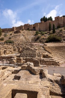 Malaga, İspanya - 10 Eylül 2023: Roma Amfitiyatrosu ve Alcazaba de Malaga, İspanya