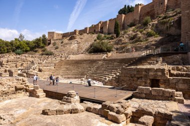 Malaga, İspanya - 10 Eylül 2023: Roma Amfitiyatrosu ve Alcazaba de Malaga, İspanya