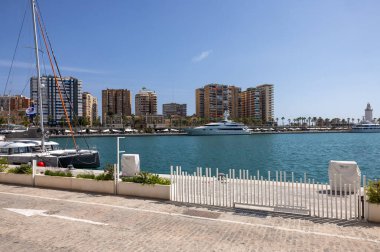 Malaga, İspanya - 10 Eylül 2023: Malaga limanının rıhtımına demirlemiş lüks motorlu botlar. İspanya