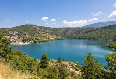 Bauduen yakınlarındaki Sainte-Croix turkuaz gölü suların kıyısındaki ortaçağ köyü. Alpes-de-Haute-Provence, Fransa.