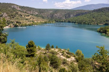 Bauduen yakınlarındaki Sainte-Croix turkuaz gölü suların kıyısındaki ortaçağ köyü. Alpes-de-Haute-Provence, Fransa.