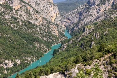 Fransa 'nın güneydoğusundaki Alpes-de-Haute-Provence bölgesinde yer alan Verdon Nehri tarafından oluşturulan derin ve sarp bir kanyon.. 