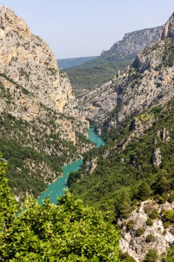 Fransa 'nın güneydoğusundaki Alpes-de-Haute-Provence bölgesinde yer alan Verdon Nehri tarafından oluşturulan derin ve sarp bir kanyon.. 