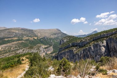 Fransa 'nın güneydoğusundaki Alpes-de-Haute-Provence bölgesinde yer alan Verdon Nehri tarafından oluşturulan derin ve dik bir kanyon.