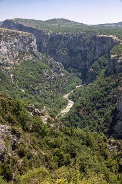 Fransa 'nın güneydoğusundaki Alpes-de-Haute-Provence bölgesinde yer alan Verdon Nehri tarafından oluşturulan derin ve dik bir kanyon.