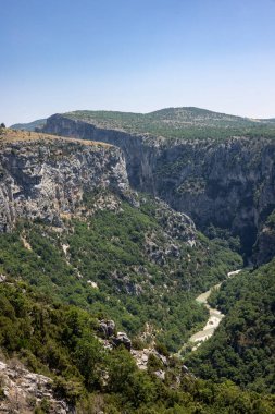Fransa 'nın güneydoğusundaki Alpes-de-Haute-Provence bölgesinde yer alan Verdon Nehri tarafından oluşturulan derin ve dik bir kanyon.