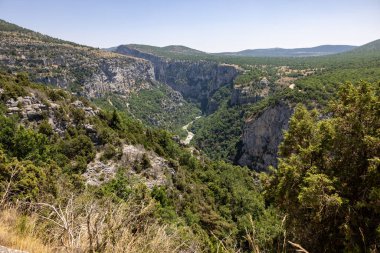 Fransa 'nın güneydoğusundaki Alpes-de-Haute-Provence bölgesinde yer alan Verdon Nehri tarafından oluşturulan derin ve dik bir kanyon.