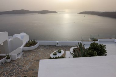 Yunanistan 'ın Santorini adasındaki Imerovigli adasında teraslı, havuzlu ve güzel manzaralı bembeyaz evler. 