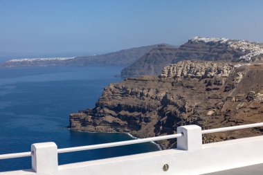 Yunanistan 'ın Santorini Adası' ndaki görkemli volkanik kayalıkların muhteşem manzarası.