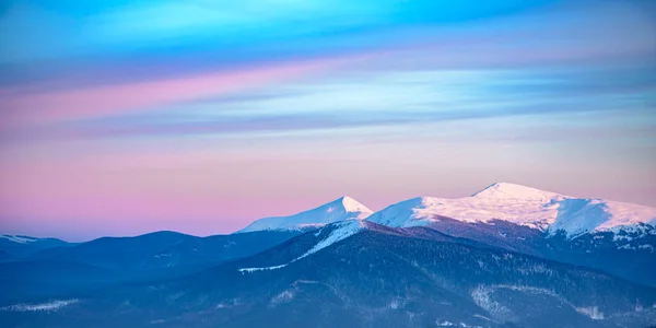 雾中美丽的喀尔巴阡山脉 高山景观上的冬日落日全景 免版税图库照片