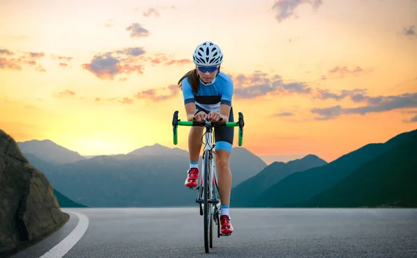 Mulher Ciclista Equitação Estrada Bicicleta Estrada Nas Belas Montanhas Pôr — Fotografia de Stock