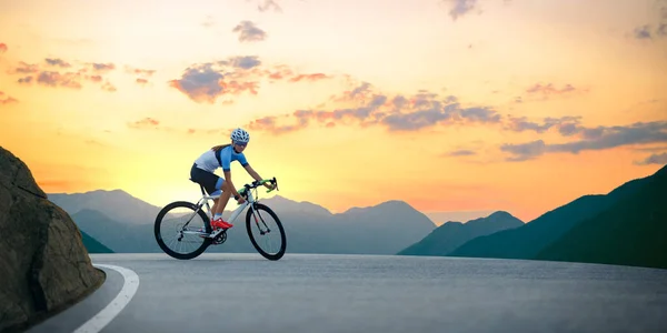 Bisikletli Kadın Sunset Teki Güzel Dağlar Yolda Bisiklet Sürüyor Macera — Stok fotoğraf