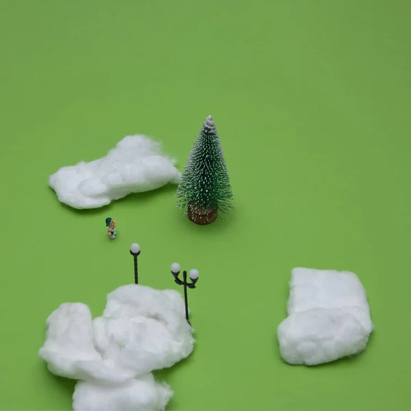 Zimowa Idylla Sosną Śnieg Światła Uliczne Mocnymi Odcieniami Zielonym Tle — Zdjęcie stockowe