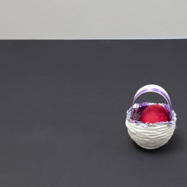 Paskalya sahnesinde siyah arka planda bir sepetin içinde yumurta vardı. Asgari Paskalya bileşimi.