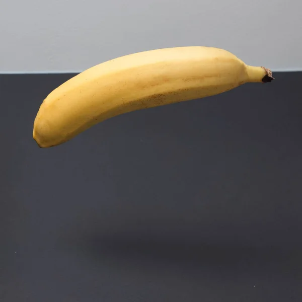 Banana Levitante Com Espaço Cópia Fundo Preto Branco Cena Mínima — Fotografia de Stock