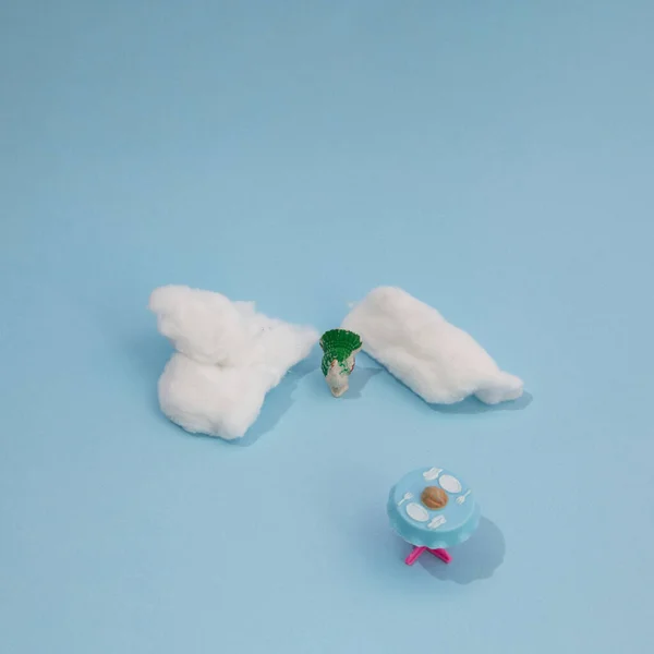 Felhők Között Egy Pulyka Sétál Asztal Felé Kék Háttérrel Minimális — Stock Fotó