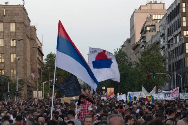 Gençler arasında şiddeti önlemek için hiçbir şey yapmayan ve çocuklarımızı zehirleyen realite programlarını kaldıran mevcut hükümeti protesto etmek için Belgrad 'da toplanan vatandaşların yürüdüğü bir yürüyüşle protesto edin. Bayraklar dalgalanıyor.