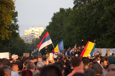Gençler arasında şiddeti önlemek için hiçbir şey yapmayan ve çocuklarımızı zehirleyen realite programlarını kaldıran mevcut hükümeti protesto etmek için Belgrad 'da toplanan vatandaşların yürüdüğü bir yürüyüşle protesto edin. Bayraklar dalgalanıyor.