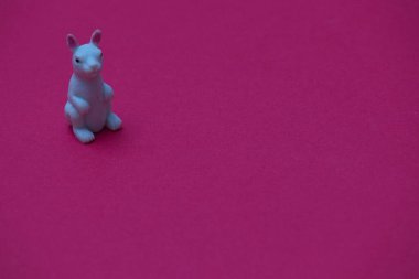 Parlak pembe arka planda sevimli tavşan oyuncağı