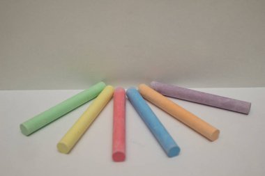 Değişik renklerde altı canlı tebeşir parçası.