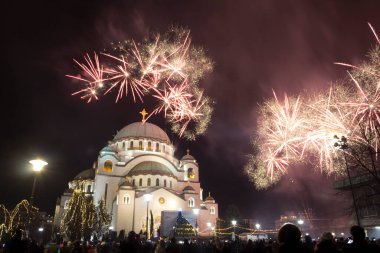 Kilisenin üstündeki gece gökyüzünü havai fişekler aydınlatıyor..