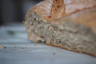 Ahşap yüzeyde bir somun ekmeğe yakın çekim