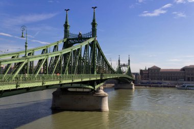 İnsanlar ikonik yeşil köprüde geziniyor..