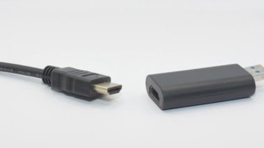 Beyaz arkaplan videosunda Hdmi kablosu