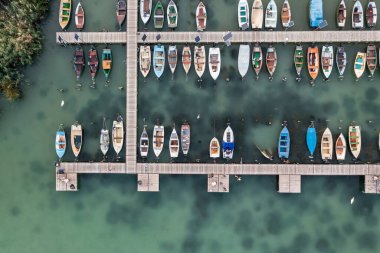 Balatonalmadi 'deki tekne limanı, Balaton Gölü.