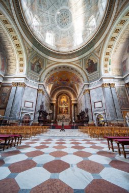 Esztergom Bazilikasının güzel iç mekanı