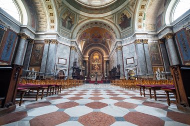 Esztergom Bazilikasının güzel iç mekanı