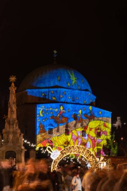 PECS, HUNGARY - 4 ARALIK 2022: Pecs 'teki Szechenyi Meydanı' nda noel ağacı olan Advent market. 4 Aralık 2022 Pecs, Macaristan