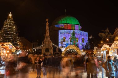 PECS, HUNGARY - 4 ARALIK 2022: Pecs 'teki Szechenyi Meydanı' nda noel ağacı olan Advent market. 4 Aralık 2022 Pecs, Macaristan