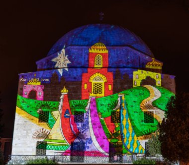 PECS, HUNGARY - 2 Aralık 2022: Pecs 'teki Szechenyi Meydanı' nda Dzsami 'de Noel boyası. 2 Aralık 2022 Pecs, Macaristan