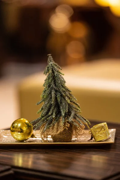 Goldene Weihnachtsdekoration Auf Einem Tisch — Stockfoto