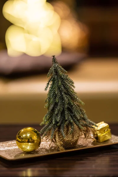 Gouden Kerstversiering Een Tafel — Stockfoto