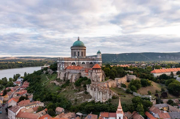 从Esztegom到多瑙河和大教堂的全景 免版税图库图片