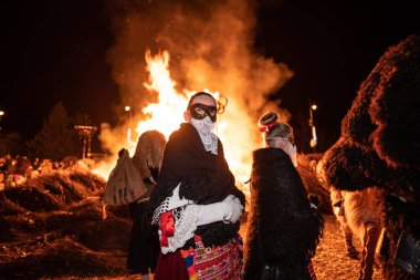 Mohac 'lar, HUNGARY - Bahar kutlamaları için kimliksiz kişi maske takıyor. Bu yıl COVID salgını sırasında Busojaras halkı etkinliği iptal edildi. 01 Mart 2022, Mohacs, Macaristan.
