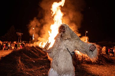 Mohac 'lar, HUNGARY - Bahar kutlamaları için kimliksiz kişi maske takıyor. Bu yıl COVID salgını sırasında Busojaras halkı etkinliği iptal edildi. 01 Mart 2022, Mohacs, Macaristan.