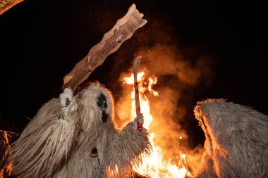 Mohac 'lar, HUNGARY - Bahar kutlamaları için kimliksiz kişi maske takıyor. Bu yıl COVID salgını sırasında Busojaras halkı etkinliği iptal edildi. 01 Mart 2022, Mohacs, Macaristan.
