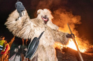 Mohac 'lar, HUNGARY - Bahar kutlamaları için kimliksiz kişi maske takıyor. Bu yıl COVID salgını sırasında Busojaras halkı etkinliği iptal edildi. 01 Mart 2022, Mohacs, Macaristan.