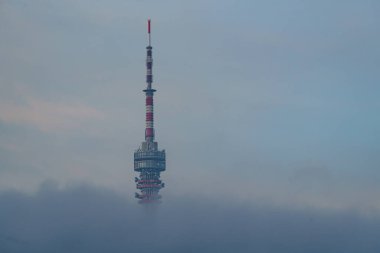 Pecs, Macaristan 'da gökyüzü bulutlu bir televizyon kulesi
