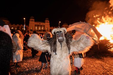 Mohac 'lar, HUNGARY - Bahar kutlamaları için kimliksiz kişi maske takıyor. Bu yıl COVID salgını sırasında Busojaras halkı etkinliği iptal edildi. 01 Mart 2022, Mohacs, Macaristan.