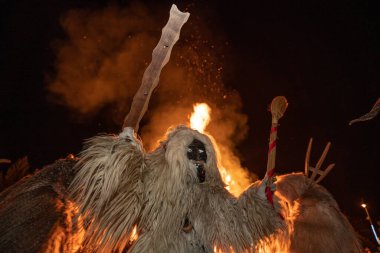 Mohac 'lar, HUNGARY - Bahar kutlamaları için kimliksiz kişi maske takıyor. Bu yıl COVID salgını sırasında Busojaras halkı etkinliği iptal edildi. 01 Mart 2022, Mohacs, Macaristan.