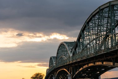 Eszergom 'da Tuna Nehri' nin karşısındaki köprü.