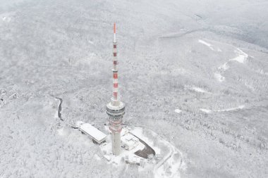 Televizyon kulesiyle güzel karlı manzaranın havadan görüntüsü